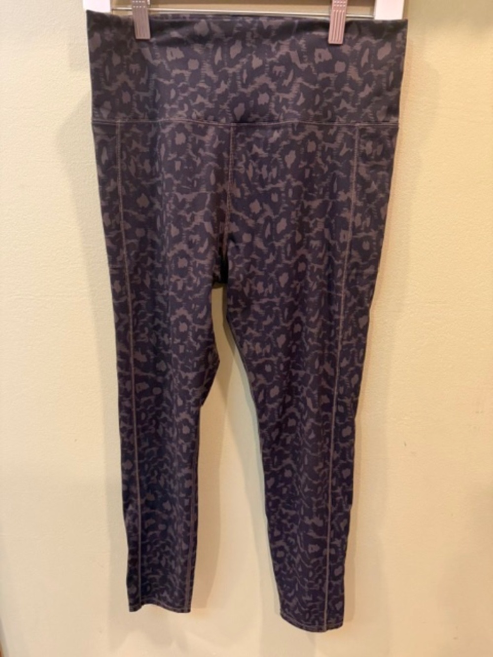 Vuori Leggings Women’s Large Olive Leopard Print High Rise Pocket Yoga Pants